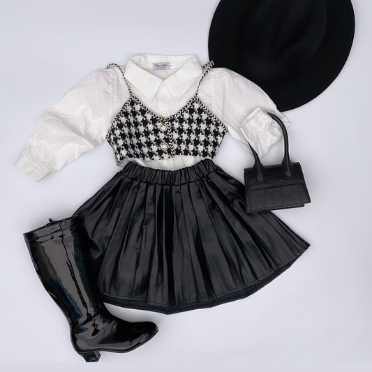 Pair with Julie purse and Jade faux leather skirt.